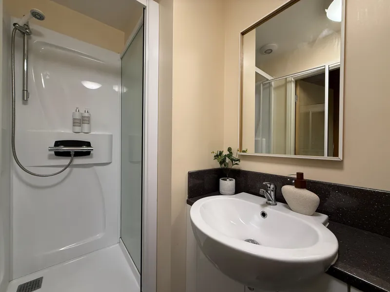 Longdales Lodge // Lincoln Bishop // 6 Bed all Ensuite - Image 9